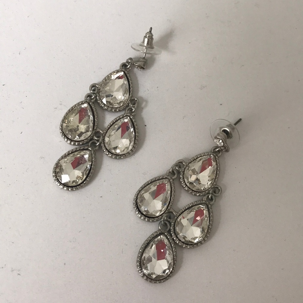 Gorgeous earrings ..would look great for any prom!